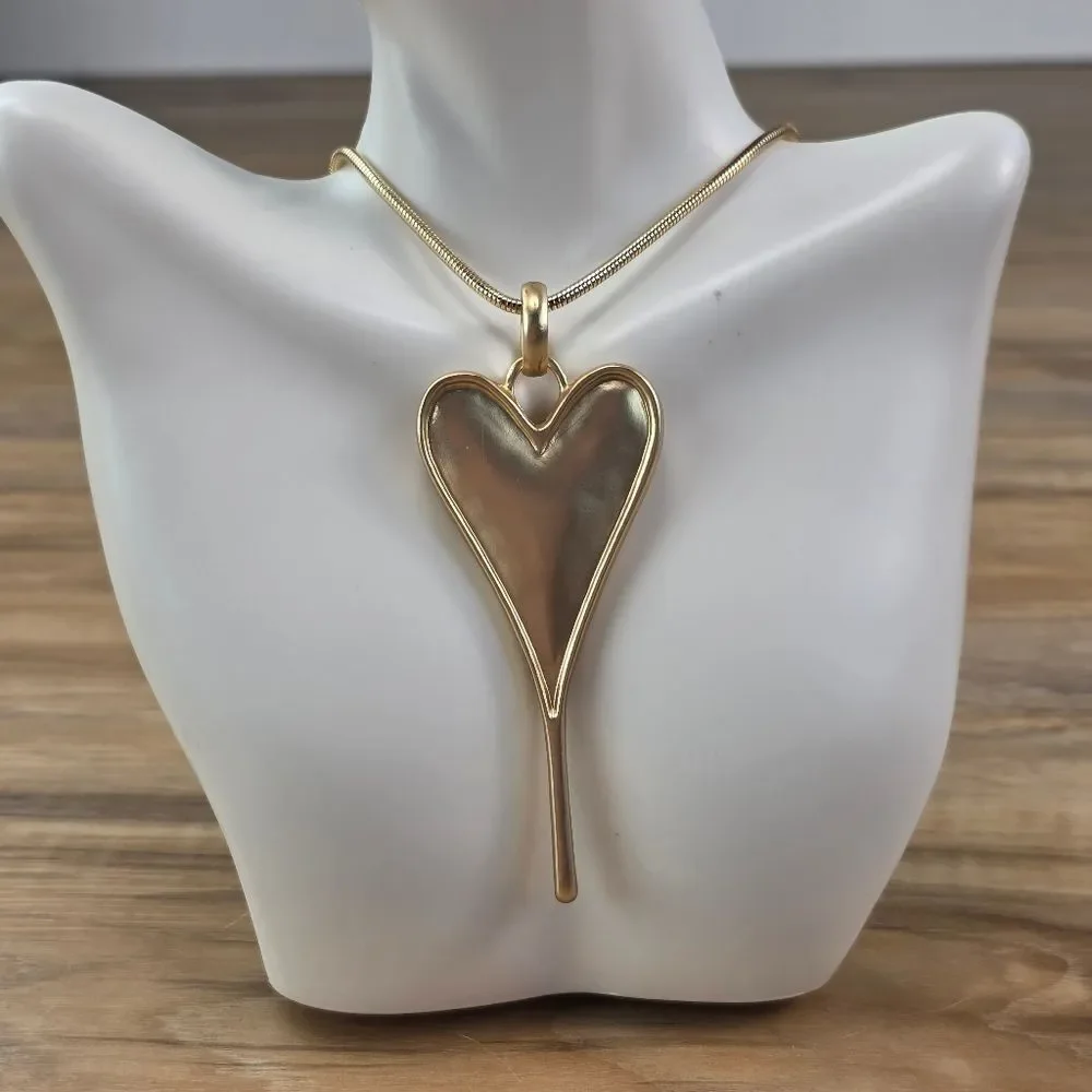 ☔️🔸️NIB Matte Gold Metal Heart Pendant Long Necklace